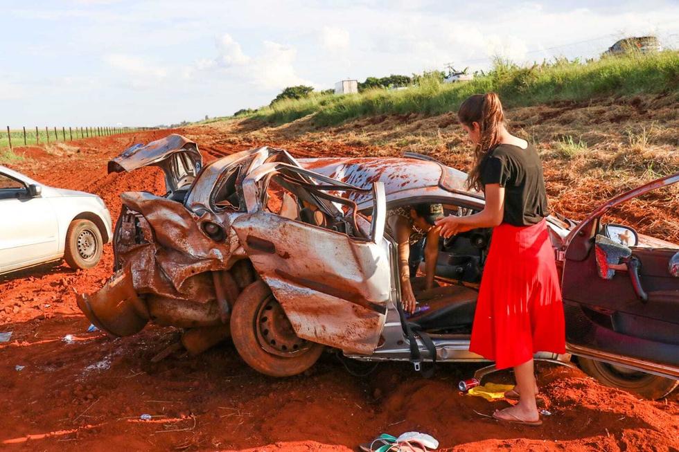 Acidente na BR-060 deixa criança, adolescente e dois adultos em estado grave