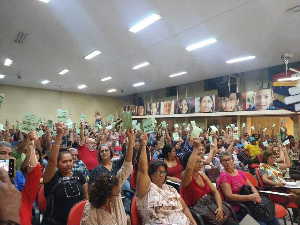 Sem acordo, professores estaduais votam por retomada de negociação salarial