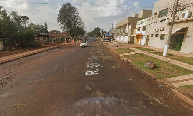Bebê de dez meses é abandonado em calçada enrolado em coberta