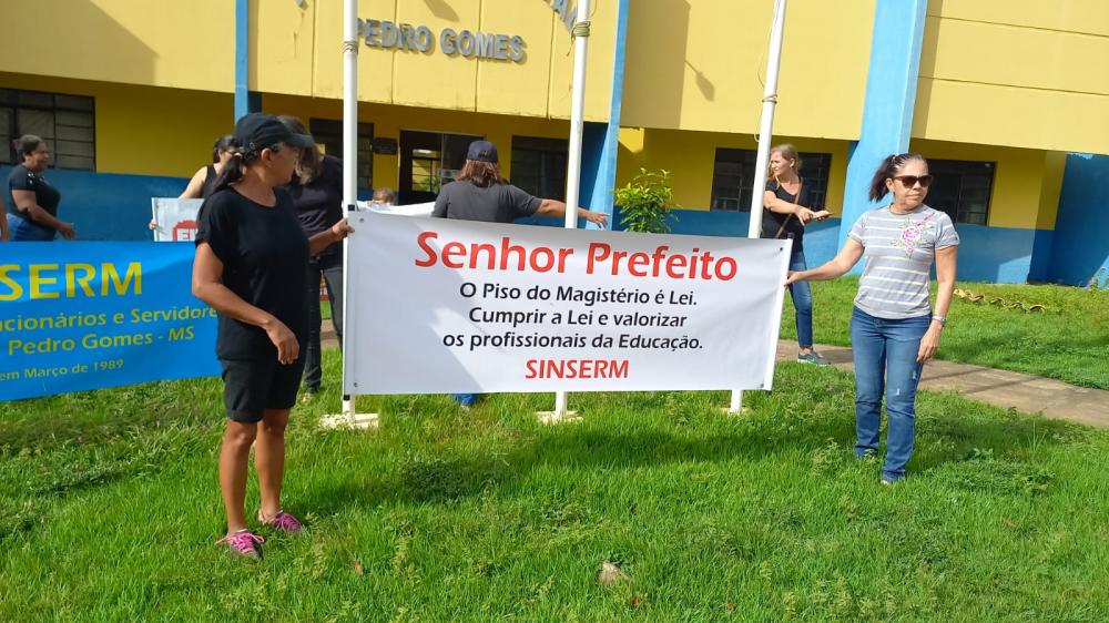Professores amanhecem acampados em frente à prefeitura de Pedro Gomes reivindicando piso salarial