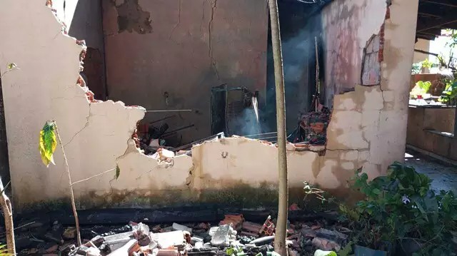 Idosa é resgatada de casa em chamas após ser trancada pelo marido em Coxim