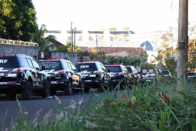 Polícia fez buscas em 46 apartamentos e mais de dez pessoas já foram presas na Capital