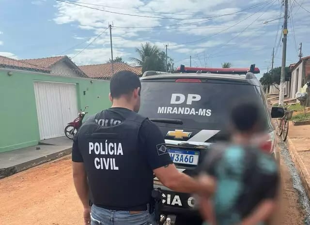 Moradora chega em casa e encontra desconhecido morto a facadas no sofá