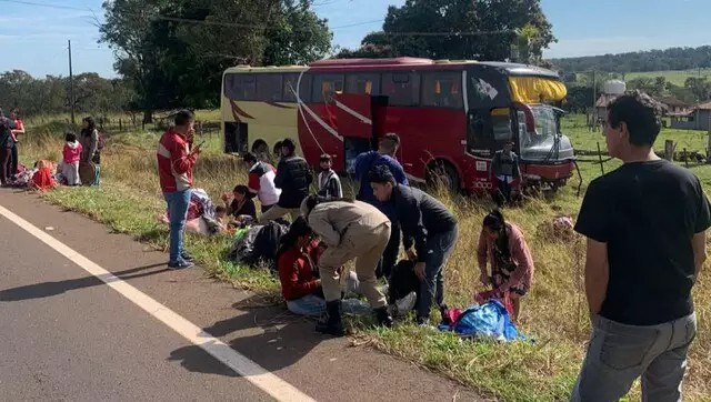 Três ficam feridos durante colisão entre ônibus e carreta na MS-338