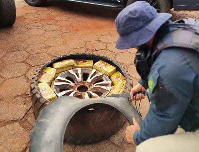 Polícia encontra 51 quilos de cocaína no pneu de caminhonete em rodovia da Capital