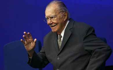 Ex-presidente José Sarney é internado após sofrer queda em casa
