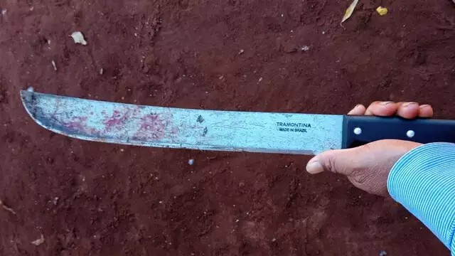 Mulher mata adolescente com facão e diz que foi para proteger a filha