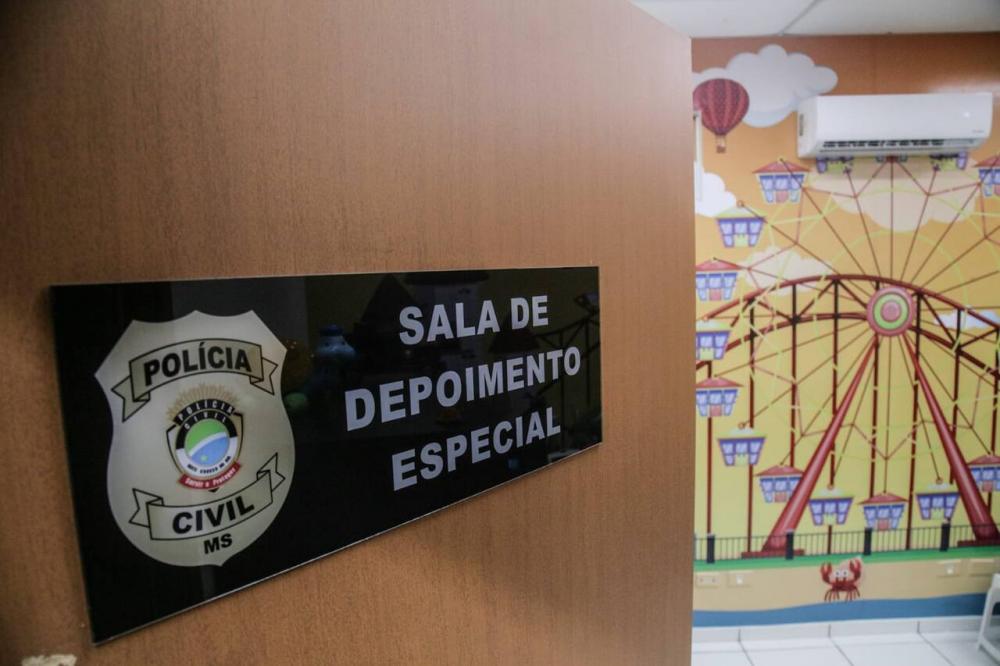 Mãe ouve gritos e flagra menino de 6 anos sendo estuprado pelo bisavô em Campo Grande