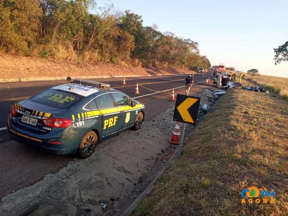 Colisão frontal entre carro e carreta mata dois e deixa criança e adolescente feridos na BR-163