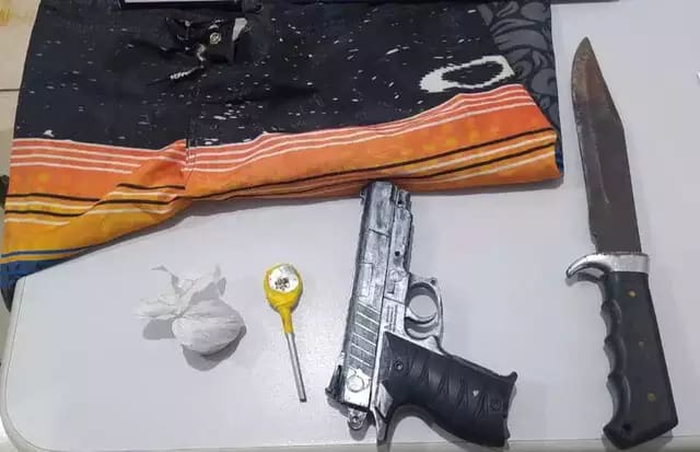 Rapaz invade fazenda e faz mulheres reféns com arma de brinquedo
