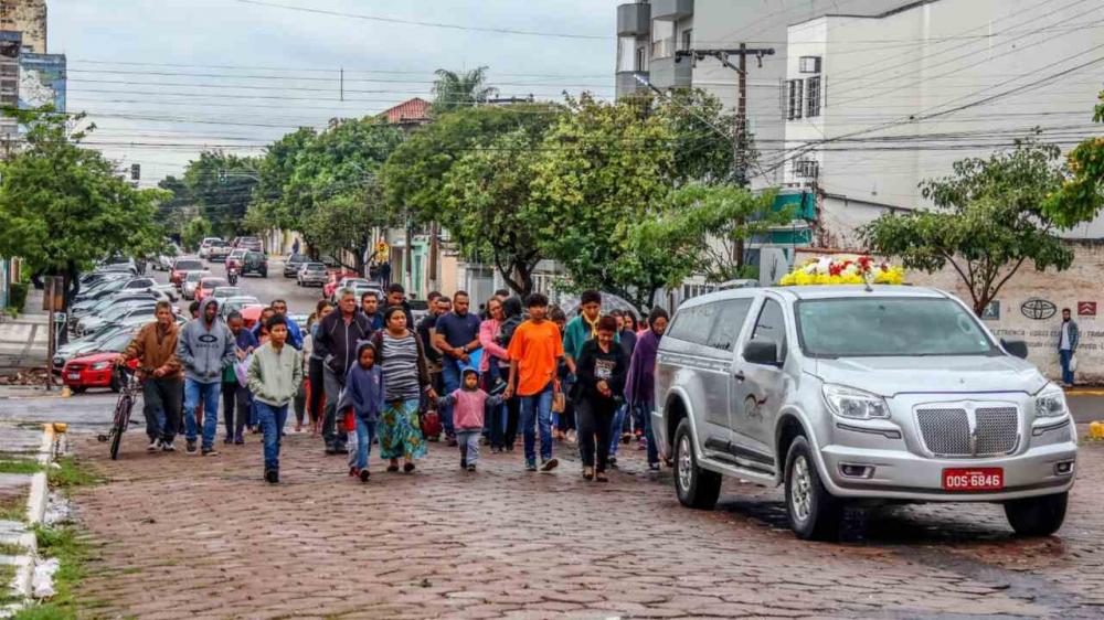 Com muita comoção, centenas de pessoas comparecem a enterro de aluno de Corumbá