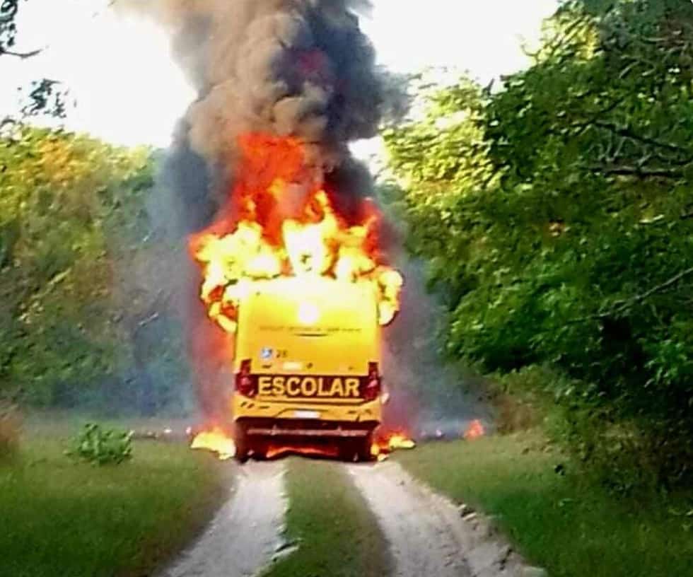 Ônibus escolar pega fogo e chamas tomam conta de veículo