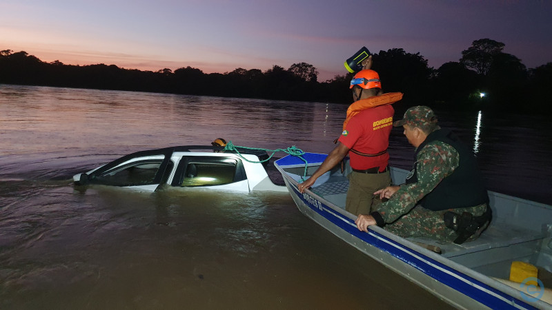 Carro mergulha no Rio Taquari e motorista pede socorro por telefone, em Coxim