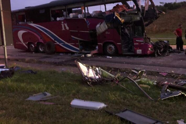Ônibus de MS bate em caminhão e deixa dois mortos e 37 feridos
