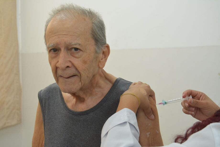 Idosos com mais de 60 anos devem tomar reforço da vacina bivalente