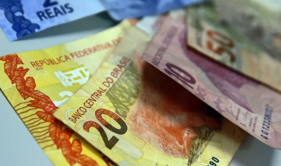 Salário mínimo de 2024 será reajustado para R$ 1412, aponta novo cálculo
