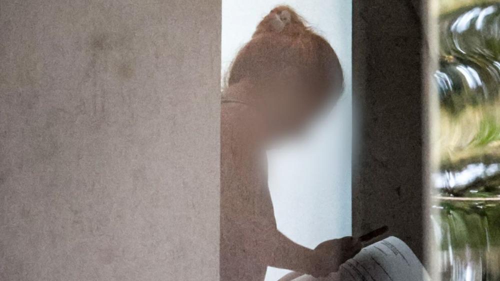 Pais de bebê que caiu de prédio e de irmãos vão responder à polícia por abandono material