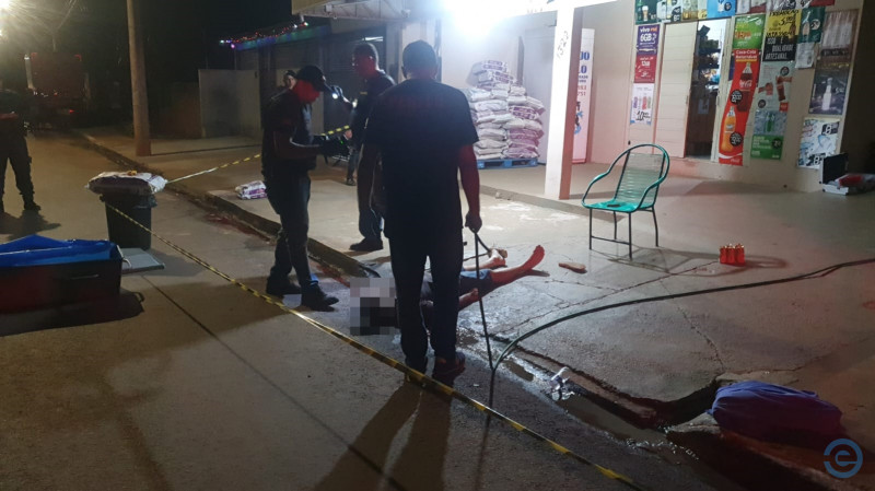 Comerciante foi executado por dois homens que estavam de carona em Corsa Sedan