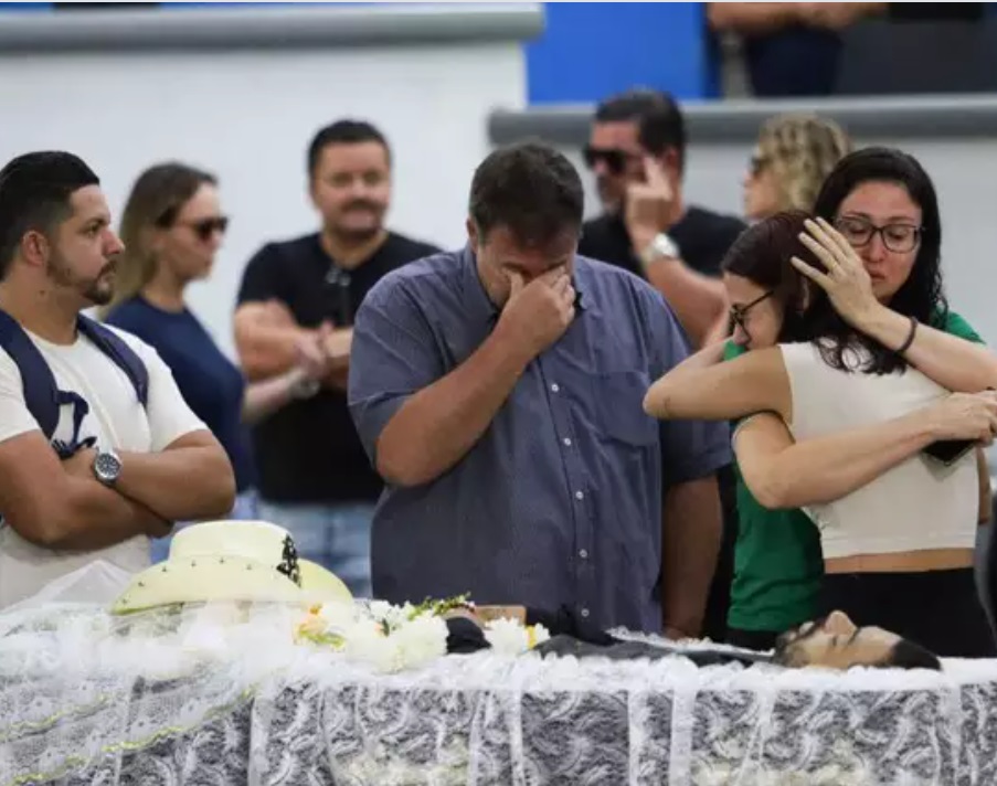 Na despedida a João Carreiro, chapéu e silêncio marcam o adeus