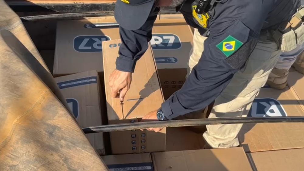 PRF intercepta contrabando de 300 mil maços de cigarros e 300 munições em Coxim