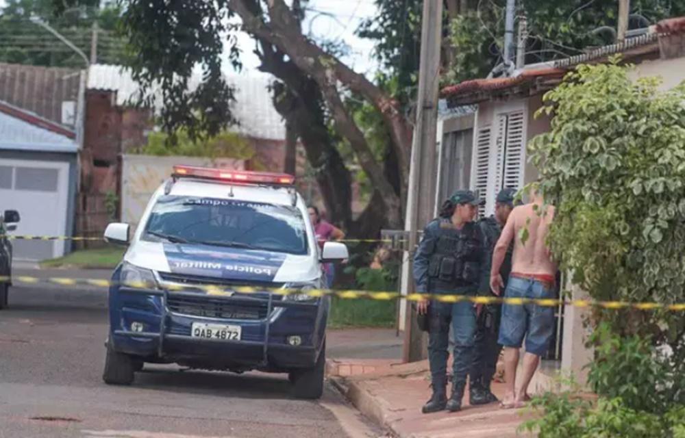 Desconhecido bate palmas, pede copo d’água e mata idoso a tiros