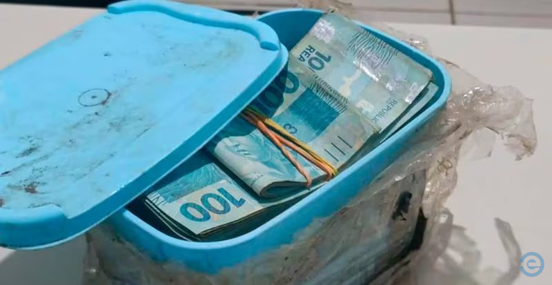 Aposentado acha R$ 60 mil enterrado no quintal e entrega à polícia