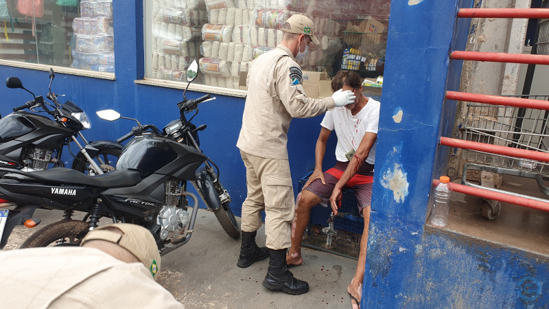 Homem é atingido por golpes de facão após discussão em frente a supermercado de Coxim