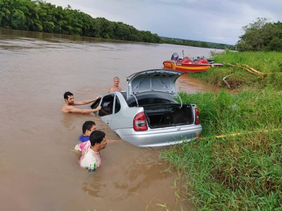 Perdido na cidade, motorista cai com carro no Rio Taquari, em Coxim