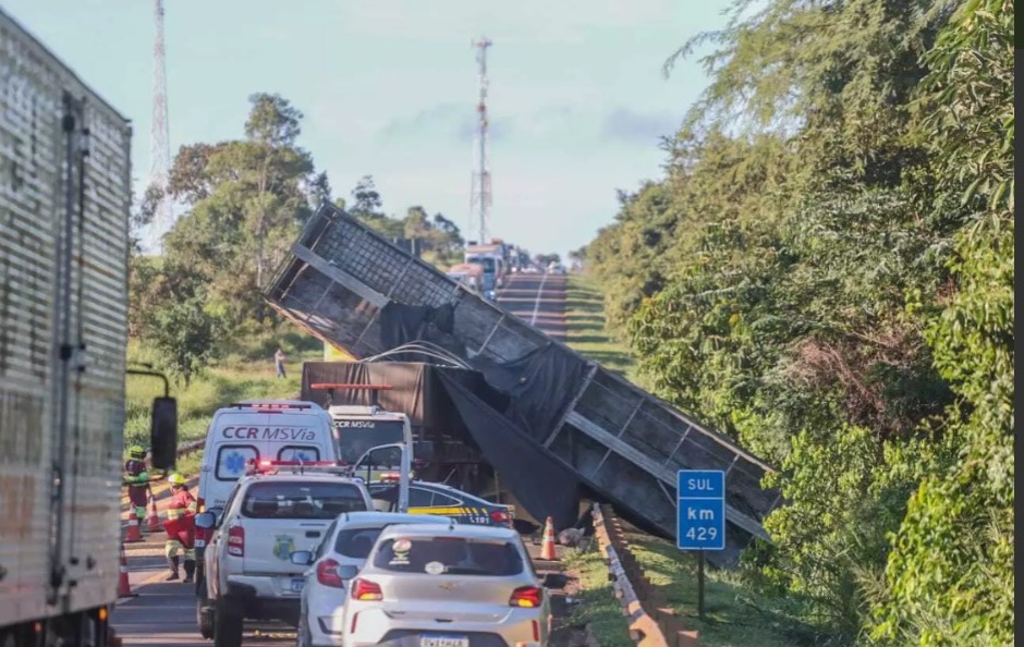 Acidente entre carretas e carro mata 5 pessoas na 163