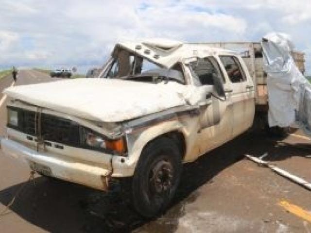 Com 5 ocupantes, camionete capota e 2 são socorridos em estado grave na BR-060