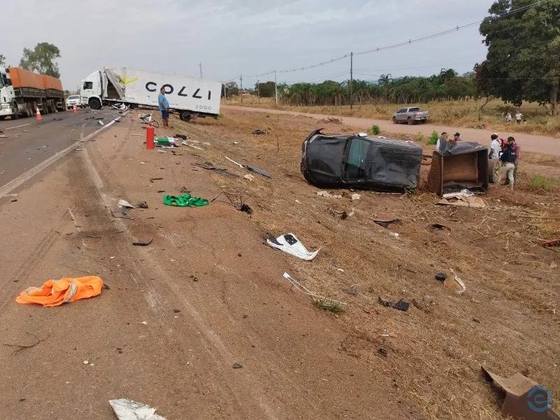 Camionete fica destruída em acidente com caminhão baú e carreta tanque em Coxim