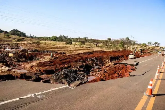 Parte da BR-163 desaba com rompimento de barragem e deve ficar pronta em 15 dias