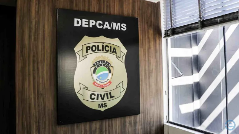 Mãe descobre vídeos e fotos das filhas no celular do marido e denúncia