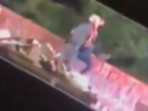 Treze policiais são afastados após homem ser jogado de ponte