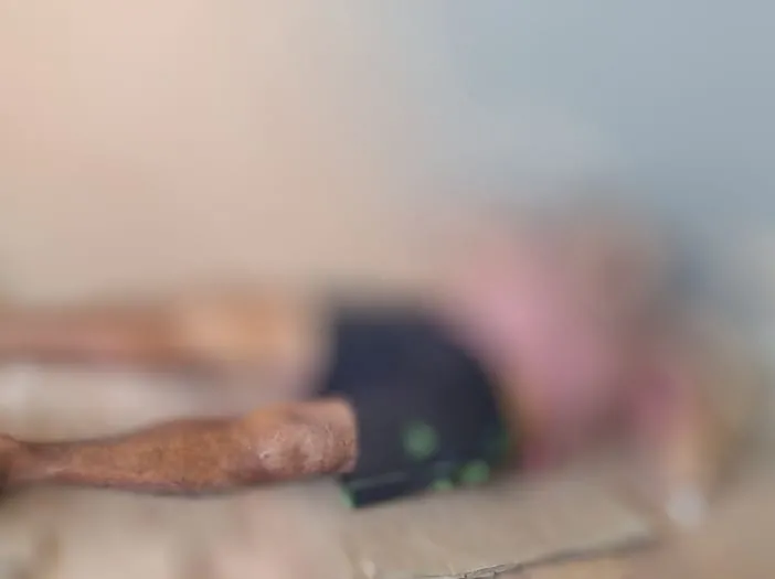 Homem jovem é encontrado morto sob papelões na avenida Virginia Ferreira, em Coxim