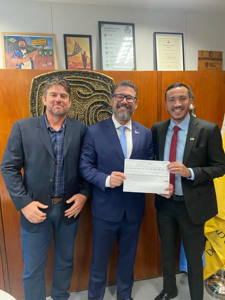 Prefeito de Pedro Gomes assegura R$ 100 mil para saúde e máquina motoniveladora para infraestrutura com Deputado Marcos Polon na Capital Federal.