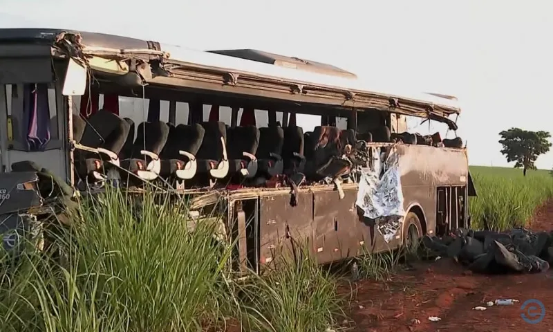 Acidente com ônibus de estudantes deixa 12 mortos no interior de SP