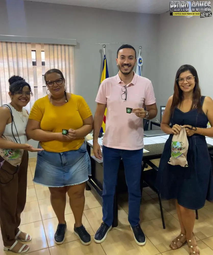 Secretarias Municipais de Pedro Gomes recebem xícaras ecológicas em ação de conscientização ambiental.