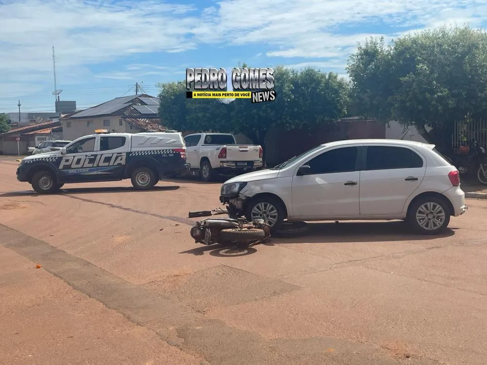 Acidente Entre Carro e Moto no Cruzamento das Ruas Cáceres e Pernambuco