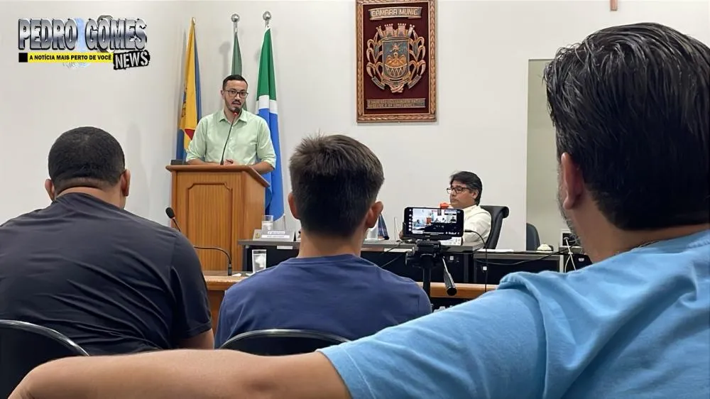 Prefeito Delegado Murilo Visita Câmara de Vereadores e apresenta projeto de regularização do IPTU na Tribuna.