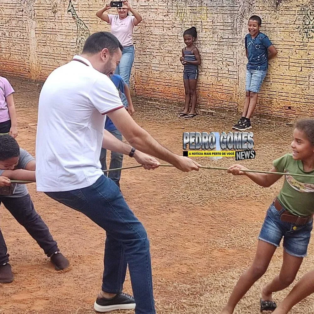 Prefeito de Pedro Gomes Delegado Murilo visita Escola Santo Antônio e Participa de Brincadeiras junto com os alunos.