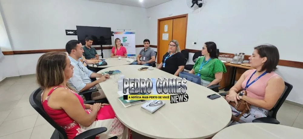 Prefeito de Pedro Gomes discute parceria para oferta de cursos semipresenciais na cidade