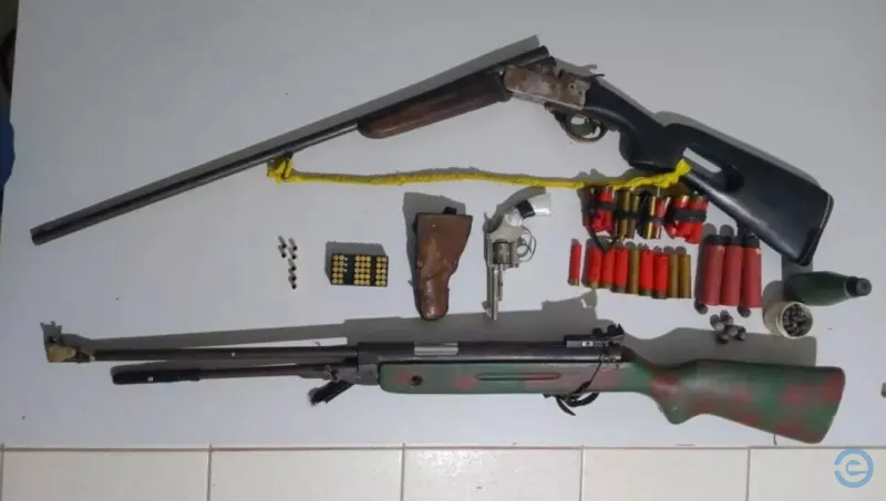 Homem é preso com armas ilegais e suspeita de manter filha em cárcere privado