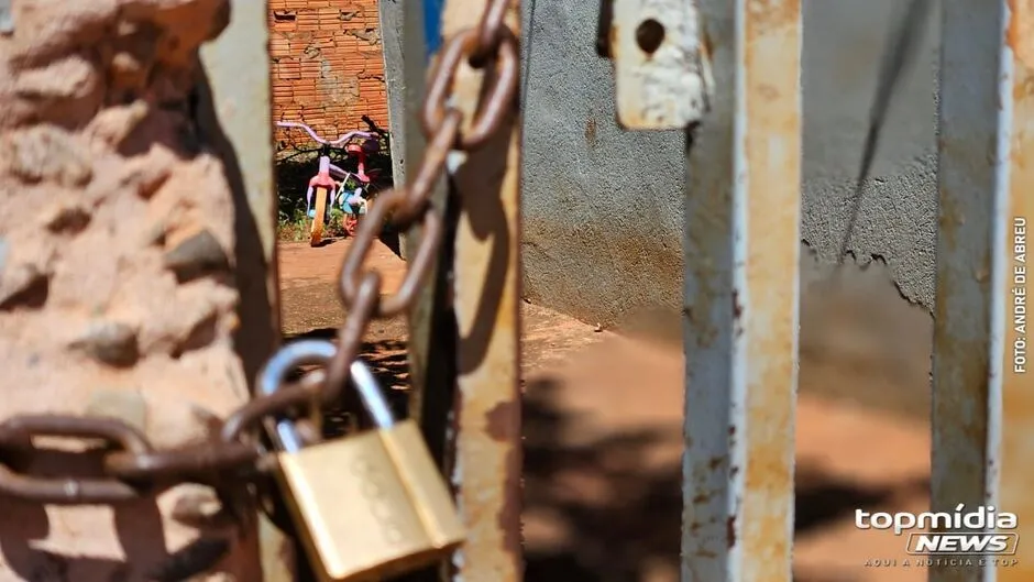Bebê morta estava com costela quebrada, mordida no braço e ferimento no rosto, diz vizinha