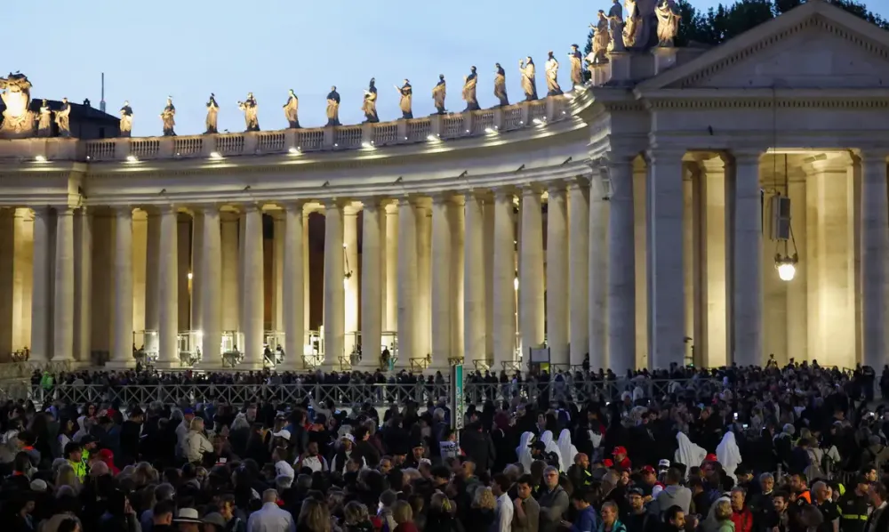 Conclave: Vaticano tem fumaça preta após nova votação do conclave