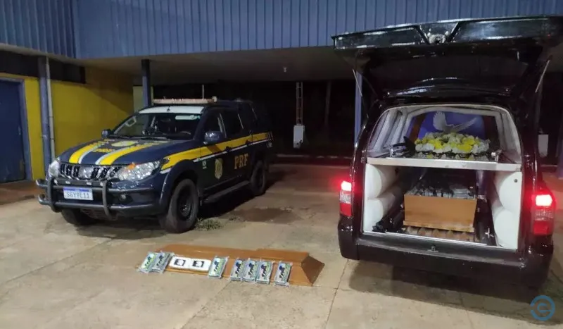 Falso cortejo fúnebre: motorista é flagrado com 160 kg de cocaína em caixão