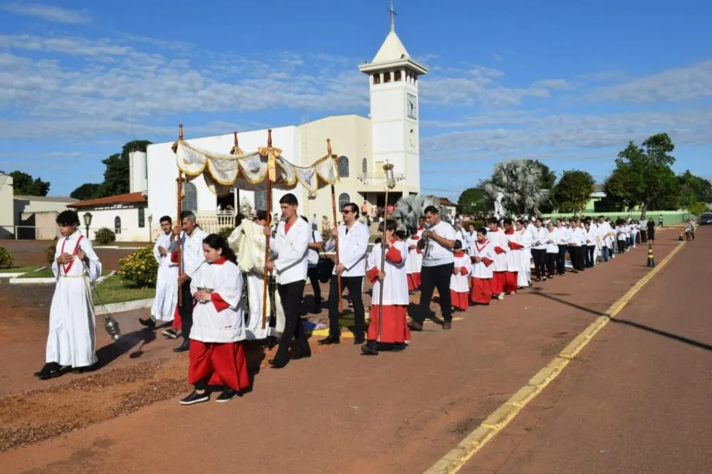 Feriado de Corpus Christi é marcado por procissão e igreja lotada em Pedro Gomes