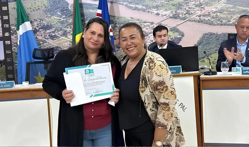 Ex Servidora da Regulação de vagas de coxim é homenageada na Câmara Municipal por sua dedicação ao serviço e atendimento ao Público.
