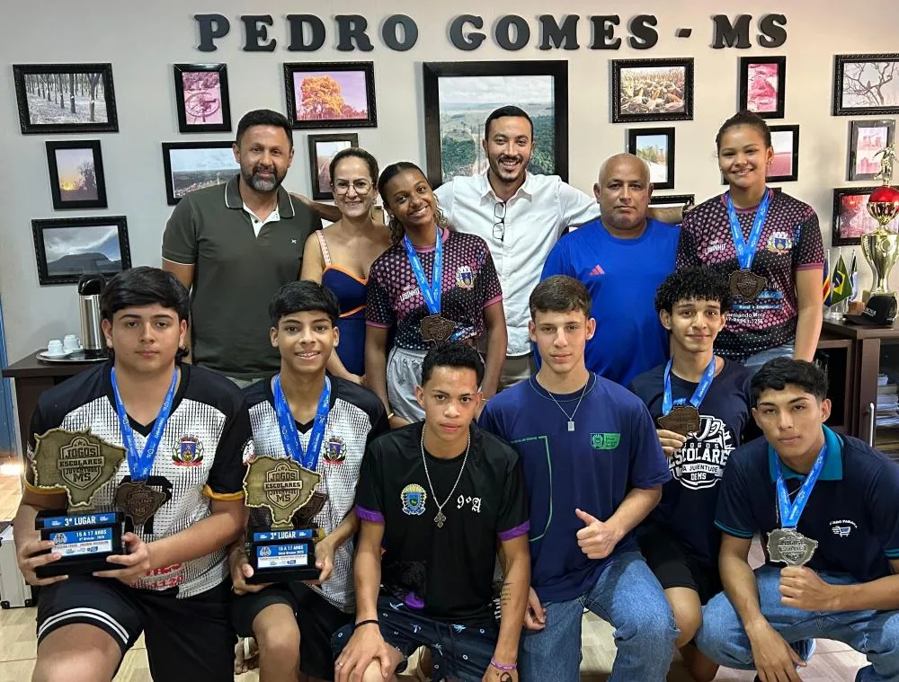 Prefeito Delegado Murilo recebe jovens atletas que se destacaram em competições estaduais