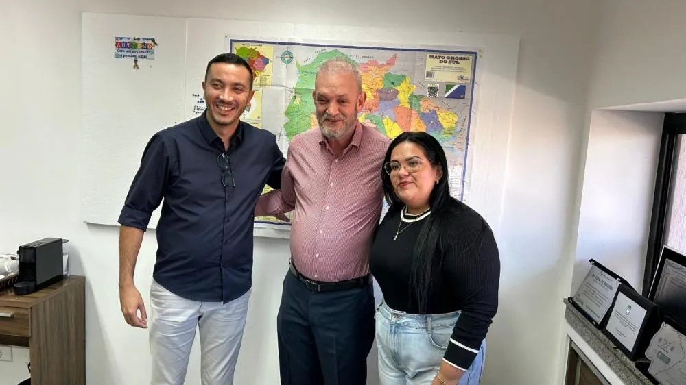 Em Campo Grande, Prefeito Murilo garante R$ 400 mil para Ambulância UTI e Leva micro-ônibus escolar com ar-condicionado para Pedro Gomes.